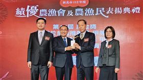 板橋農會理事長郭進源（右2）與新北市長侯友宜（左2）交情不錯。（翻攝板橋區農會臉書）