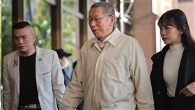 柯文哲交保被撤銷  重回台北地院開羈押庭京華城案，高等法院29日撤銷發回前台北市長柯文哲（中）的交保裁定，台北地院下午3時召開羈押庭，以決定柯文哲等人是否羈押或交保。圖為柯文哲抵達台北地院。中央社記者王飛華攝  113年12月29日