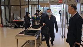 前桃園市長鄭文燦因華亞科技園區開發案（工五擴大都市計畫案）收賄500萬元被依貪污罪起訴，19日桃園地院手開庭，鄭文燦在法庭上仍否認犯罪，還在法庭上列出20點陳述向法官說明。桃園地院今天（30日）將再度開庭審理此案，鄭文燦約上午9時已抵達法院，暫未對外發言。