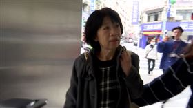 ▲陳佩琪一早現身銀行領錢