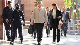 北院將開羈押庭  柯文哲抵達高等法院29日撤銷京華城案被告柯文哲4人交保裁定，台北地院下午3時將召開羈押庭。前台北市長柯文哲（中）下午抵達台北地院。中央社記者王飛華攝  113年12月29日