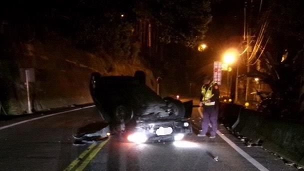 糗了！跨雙黃線超車⋯台中男失控自撞翻車