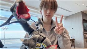 &TEAM副隊長FUMA在機場比YA自拍遭轟。（圖／翻攝自Weverse）