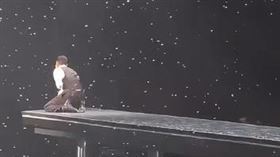 劉德華昨晚香港演出取消讓粉絲擔憂的危險滑跪動作（圖／翻攝微博）