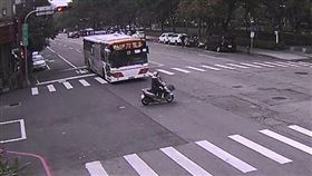 公車,闖紅燈,騎士,驚險,畫面,台中（圖／翻攝畫面）