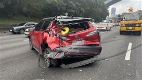 突如其來的撞擊導致部份車輛嚴重凹陷。（圖／翻攝畫面）