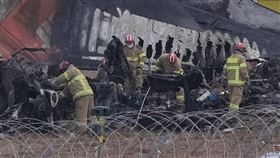 濟州航空，務安機場，空難，179人罹難「僅5驗屍官」！驗屍太慢　家屬崩潰痛哭（圖／美聯社／達志影像）