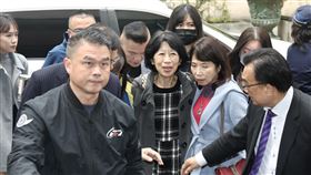 陳佩琪赴北院辦理交保手續民眾黨主席柯文哲涉京華城案、政治獻金案遭起訴，北院先前裁定新台幣3000萬元交保。案經高院發回更裁，北院29日深夜裁定柯文哲7000萬交保，並須電子監控。圖為柯文哲妻子陳佩琪（中）30日下午到北院辦理交保手續。中央社記者張皓安攝  113年12月30日