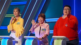 萁媽（中）時常出國（圖／公視台語台提供）