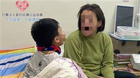 ▲阿敏目前飽受罕病折磨，但兒子仍時時窩心陪伴。（圖／愛的延續公益協會提供）