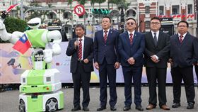 總統府元旦升旗總彩排（3）中華民國114年元旦總統府升旗典禮30日舉行總彩排，主辦單位「中華民國工業區廠商聯合總會」為呼應活動主題，邀請聯合總會理監事們及台灣各工業區理事長們，代表台灣百工百業的英雄們擔任國歌領唱團。中華民國工業區廠商聯合總會理事長賴博司（左）受訪。中央社記者吳家昇攝  113年12月30日