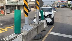 雲林縣斗南今天（30日）發生一起嚴重車禍事故，沈姓男子（80多歲）開車行經台1丁線新光陸橋時，不明原因自撞分隔島，警消人員獲報到場搶救，沈男已無生命跡象，沈妻則是左手骨折，2人都已送醫急救。