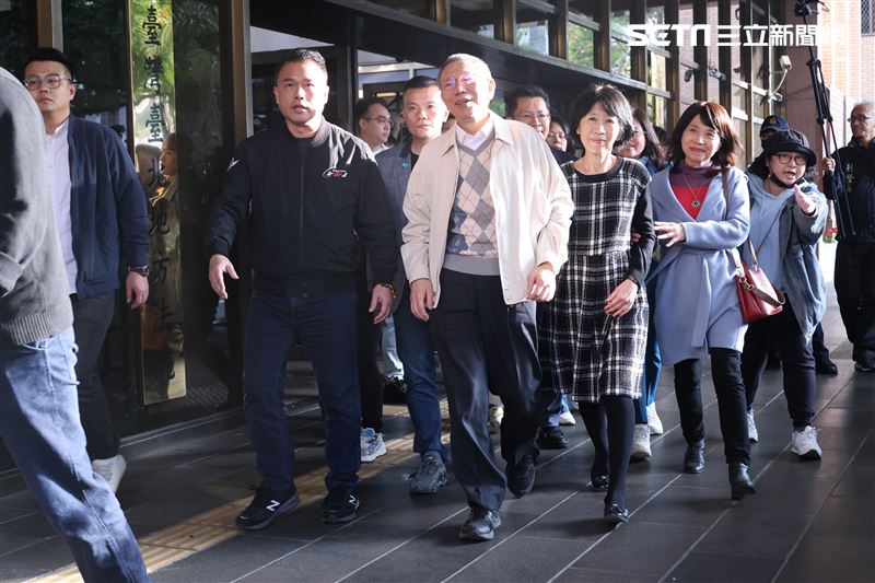 柯文哲配戴的電子腳鐶，曾因電量不足、訊號不良離線，使得科控中心得在凌晨，或是柯文哲出庭時，打多通電話追蹤行蹤，（資料照／記者鄭孟晃攝影）