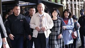 柯文哲交保，戴電子腳鐐。（圖／記者鄭孟晃攝影）