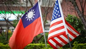 川普勝選重要大使職  美媒點名AIT處長（2）美國總統當選人川普勝選後陸續宣布大使人選，美國媒體Politico列出數個大使職將在川普2.0扮演更重要角色，包括美國在台協會（AIT）處長，及駐印度、日本及南韓大使等。圖為新北市街頭飄揚著中華民國國旗（左）與美國國旗（右）。中央社記者王騰毅攝  113年12月11日
