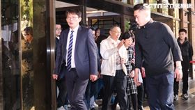 柯文哲交保，戴電子腳鐐。（圖／記者鄭孟晃攝影）