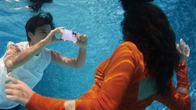 OPPO Reno13系列以IP69防塵防水能力為基礎，帶來旗下首款「水中相機模式」。（圖／品牌業者提供）
