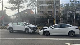台中男離奇暴衝！轎車飛越分隔島逆向撞擊