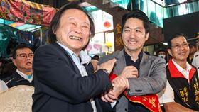 蔣萬安出席台北葫蘆寺捐贈儀式（2）台北市長蔣萬安（前左2）20日上午出席葫蘆寺恭祝觀音佛祖出家紀念日暨捐贈儀式，與民進黨立委王世堅（前左1）致意。中央社記者吳家昇攝　113年10月20日