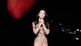 伊能靜曾被學姐拿小刀劃破書包。（圖／翻攝自微博）