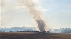 南韓濟州航空一架載有181人的班機降落韓國全羅南道務安國際機場時，疑似遭遇鳥擊，機身偏離跑道撞上圍籬外牆後起火，釀成嚴重死傷。（圖／AP授權）