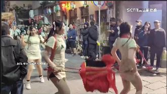 阿伯惡意伸腳擾陣頭表演　團員驚叫險絆倒