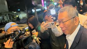 柯文哲交保後  赴新竹探病父北院審理京華城等案，改裁定民眾黨主席柯文哲（前右）以新台幣7000萬元交保並電子監控，柯文哲30日交保後，前往新竹探望住院中的父親，他傍晚6時許步出醫院，雖未接受媒體訪問，但過程中柯文哲說，「謝謝大家」，隨後搭車離去。中央社記者郭宣(文三)攝  113年12月30日