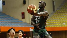 阿拉薩轉戰台啤隊在熱身賽首戰繳出20分、20籃板。（圖／籃協提供）