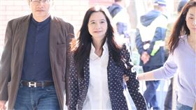 ▲應曉薇雙手合十出庭（圖／記者鄭孟晃攝影）