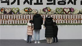 務安運動公園設置空難靈堂供民眾悼念。（圖／達志影像／美聯社）