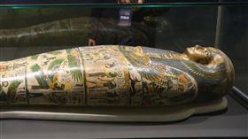 電腦斷層解密塔穆特木乃伊「大英博物館藏埃及木乃伊：探索古代生活」特展14日起在國立故宮博物院登場，將展出埃及底比斯出土的塔穆特木乃伊，其人形棺是由亞麻、灰泥與樹膠製成，表面以宗教場景與銘刻文字做裝飾，館內後方的電腦斷層動畫則同時揭開棺木內的秘密。中央社記者徐肇昌攝　106年11月13日