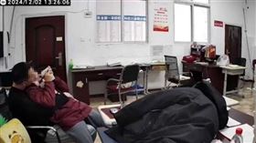 四川達州某高中的辦公室拍到一名已婚中年男老師和女學生摟抱和激吻。（圖／翻攝自微博）