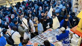 東京上野阿美橫商店街年貨多  估5天湧入200萬人位於東京上野的阿美橫販售許多年貨，阿美橫商店街連合會估計，27至31日這5天大約會湧入200萬人，比2019年COVID-19（2019冠狀病毒疾病）疫情前還多。中央社記者楊明珠東京攝 113年12月30日