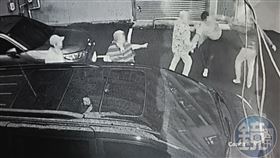 關中司機因停車問題與社區住戶起口角，最後雙方竟爆發全武行。（讀者提供）