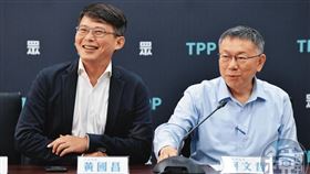 本刊掌握，柯文哲（右）交保返家後，白營傳話請柯與黃國昌（左）談清楚接班議題。