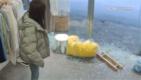 疑天冷溫差大! 服飾店玻璃門突碎裂 業者嚇發抖
