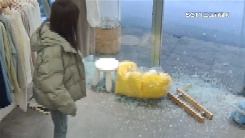 疑天冷溫差大！玻璃門突碎裂　業者嚇慘
