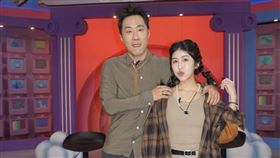 余祥銓（左）去年6月與柔柔登記結婚。（圖／翻攝臉書）