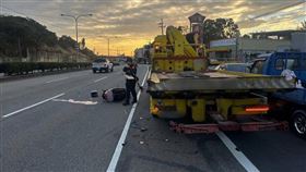 苗栗縣台1線南下137公里通霄路段昨天（30日）發生一起死亡車禍，新竹某科大施姓、吳姓2名男大生相約騎車到武嶺賞景，行經該路段時，施姓男大生（21歲）不慎撞上路邊一輛違停的拖吊車，經送醫急救仍傷重不治。