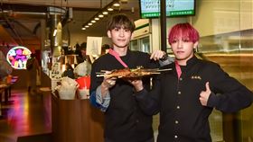 《原子少年2》雨哲（左起）、小潘擔任一日店長。（圖／焦糖楓提供）