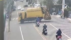 驚險! 垃圾車忘拉手剎車 倒退嚕擦撞等紅燈轎車