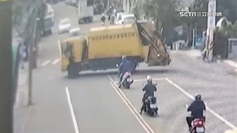 垃圾車忘拉手剎車　倒退嚕擦撞等紅燈轎車