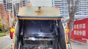 驚險! 垃圾車忘拉手剎車 倒退嚕擦撞等紅燈轎車