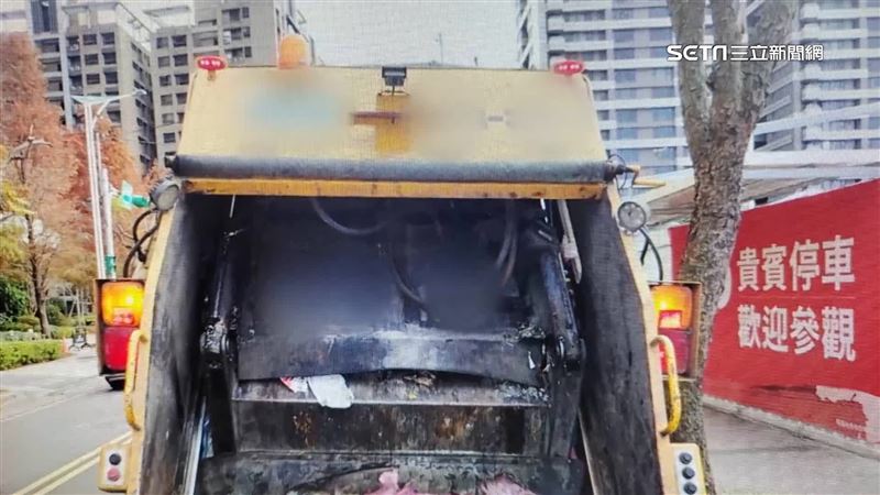 清潔隊員執勤時開車門，與雙載姐妹花發生碰撞，法院判決需國賠秦家2300餘萬元。（示意圖／資料照片）