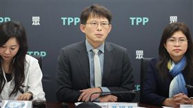 民眾黨團院會前記者會民眾黨立法院黨團31日上午舉行院會前記者會，黨團總召黃國昌（中）、立委麥玉珍（右）、林憶君（左）出席，就各法案表決意向及時事焦點進行說明，並接受媒體提問。中央社記者王飛華攝  113年12月31日