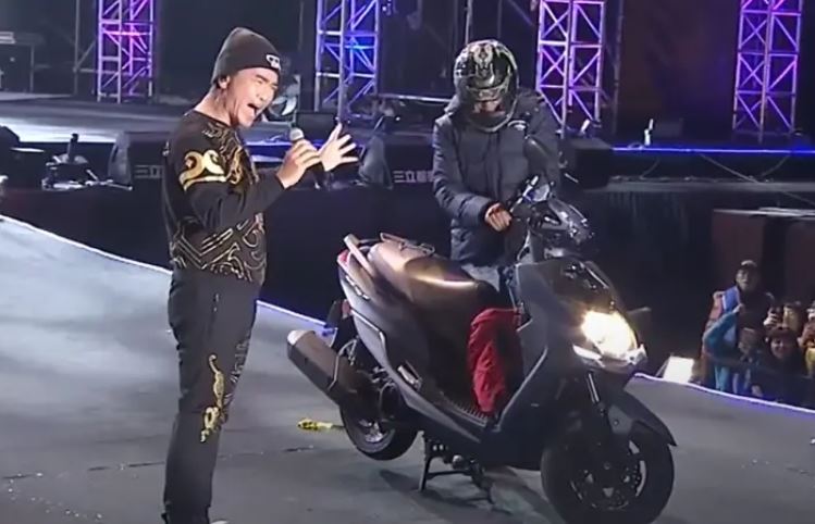 2020台中跨年晚會在吳宗憲壓軸演出時出現小插曲,一名男子把機車騎上舞台。(圖/資料照)