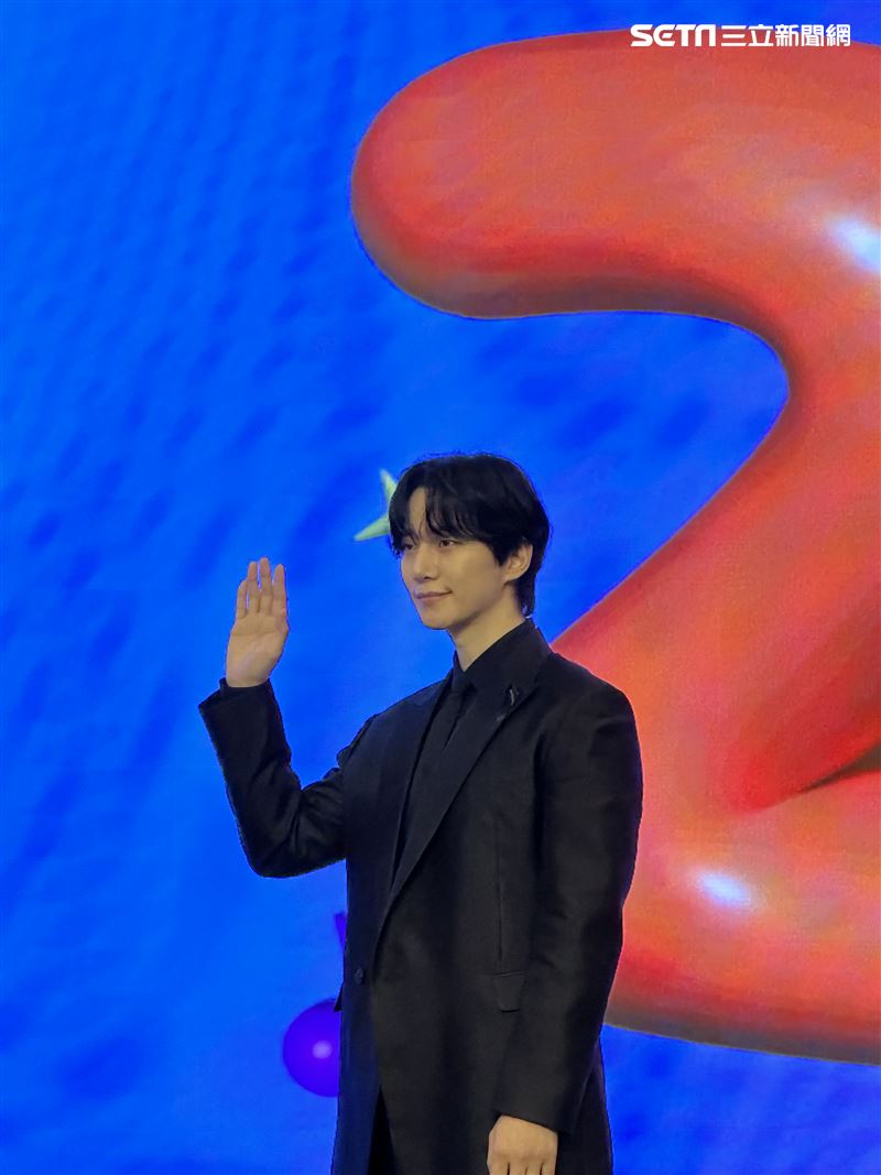 俊昊胸前別黑緞帶，為空難哀悼。（圖／記者趙于瑩攝影）