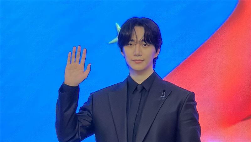 2PM俊昊台南跨年　別黑緞帶全黑西裝現身