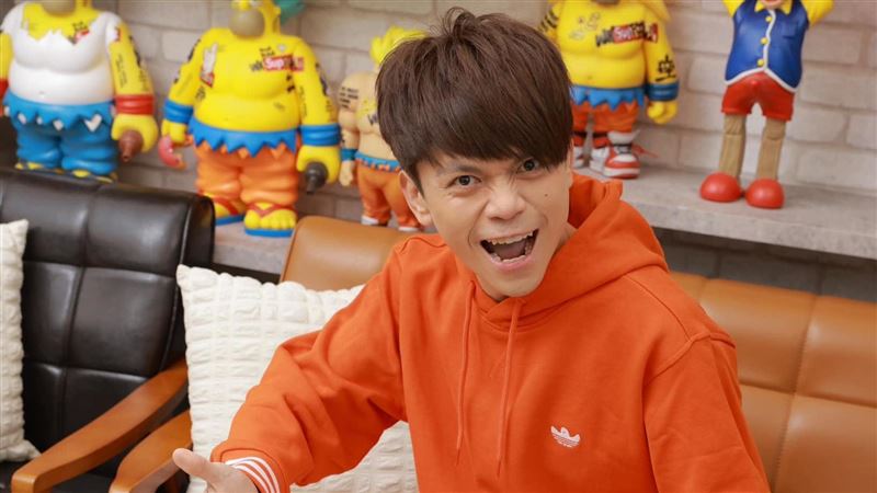 蔡阿嘎突曬照宣布幹大事　網嚇喊：討債了