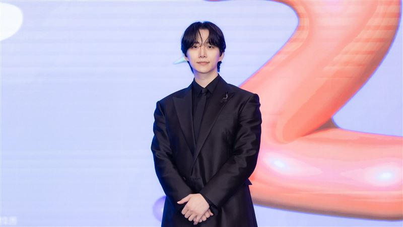 2PM俊昊台南跨年　別黑緞帶全黑西裝現身